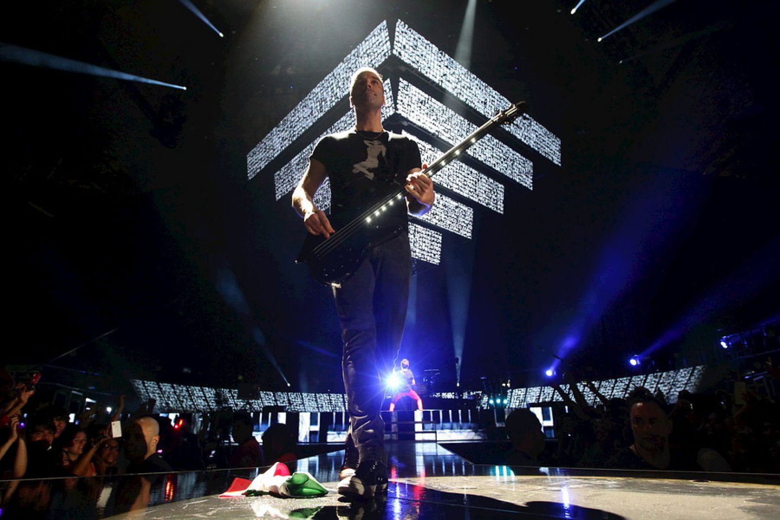 Chris Wolstenholme del grupo de rock británico, Muse, durante un concierto en  Guadalajara (México)