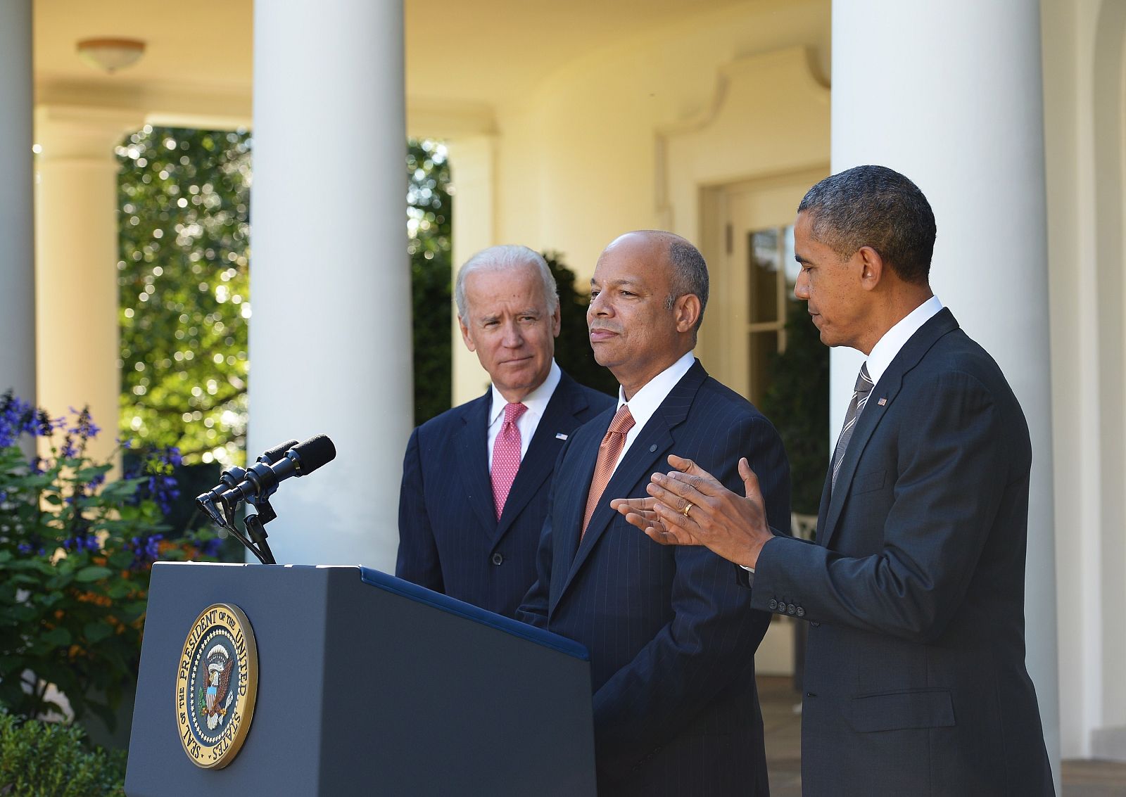 Jeh Johnson junto al presidente de EE.UU., Brack Obama, y el vicepresidente, Joe Biden.