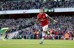 Özil pone al Arsenal líder en solitario con un doblete