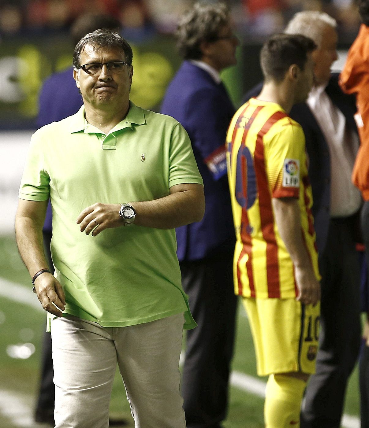 El argentino Gerardo "Tata" Martino, dirige desde la banda a sus jugadores durante el partido.