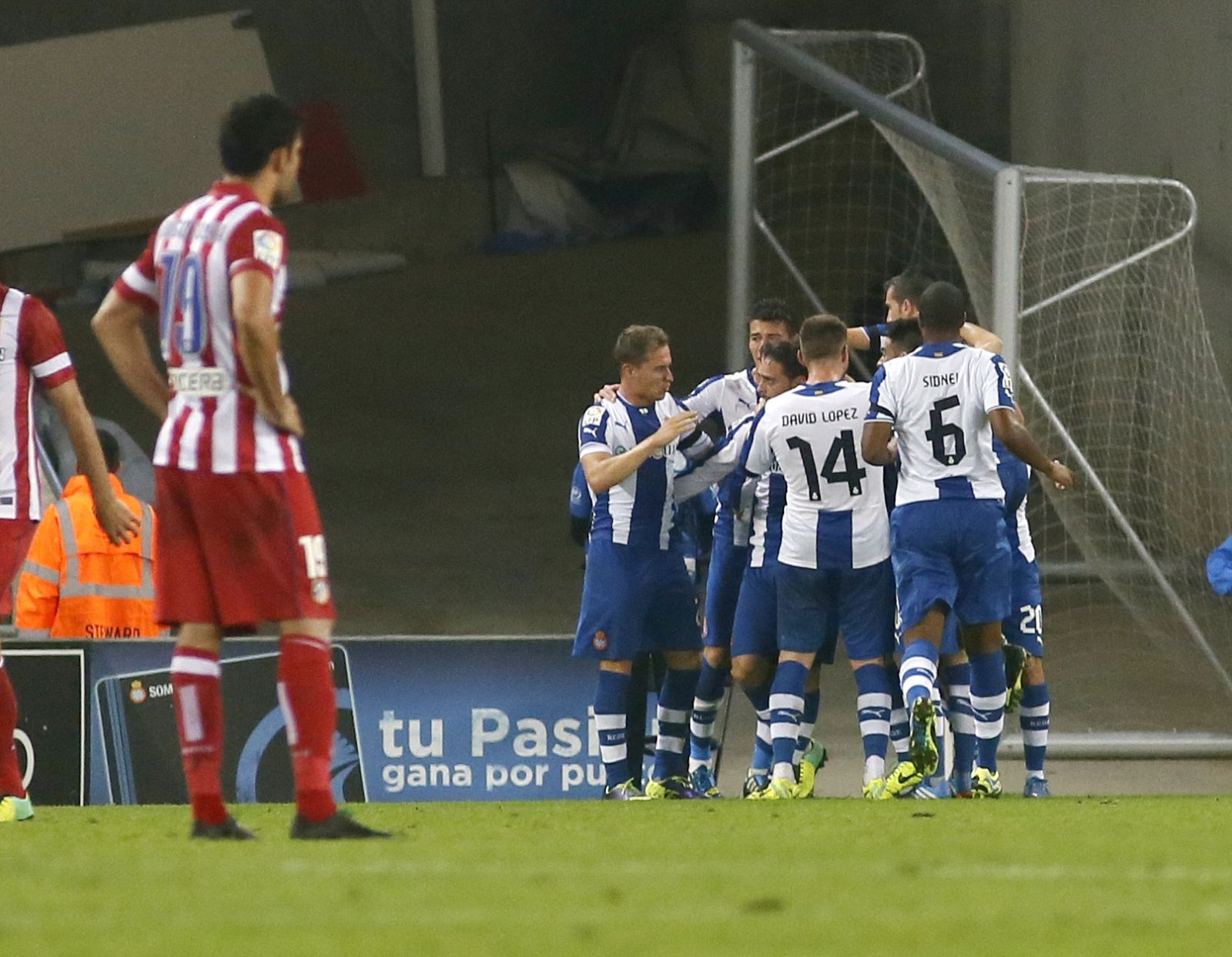 Los jugadores del Espanyol celebran el gol de Sergio Garcia.