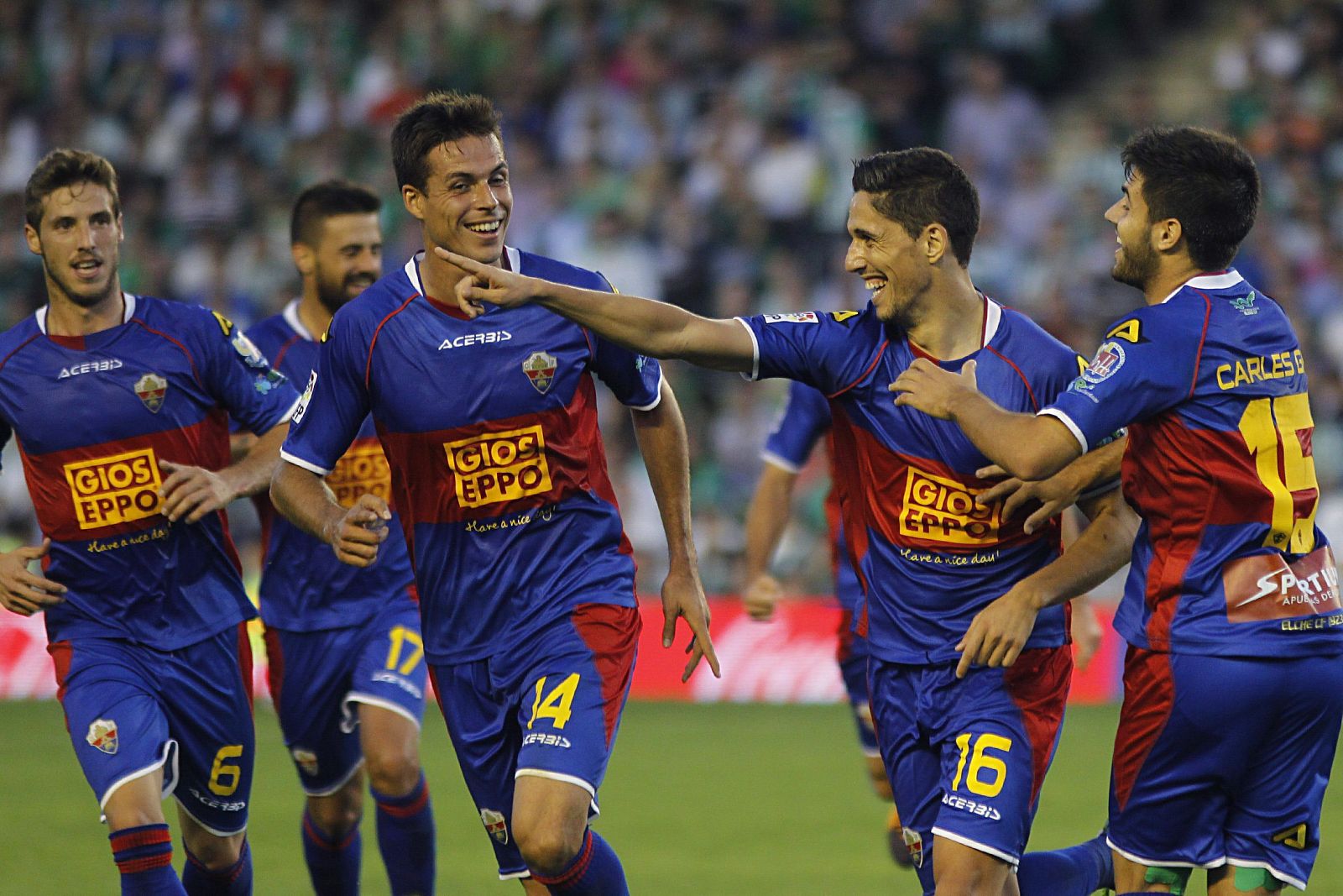 Fidel Chaves (2d) celebra con sus compañeros el segundo gol frente al Betis.