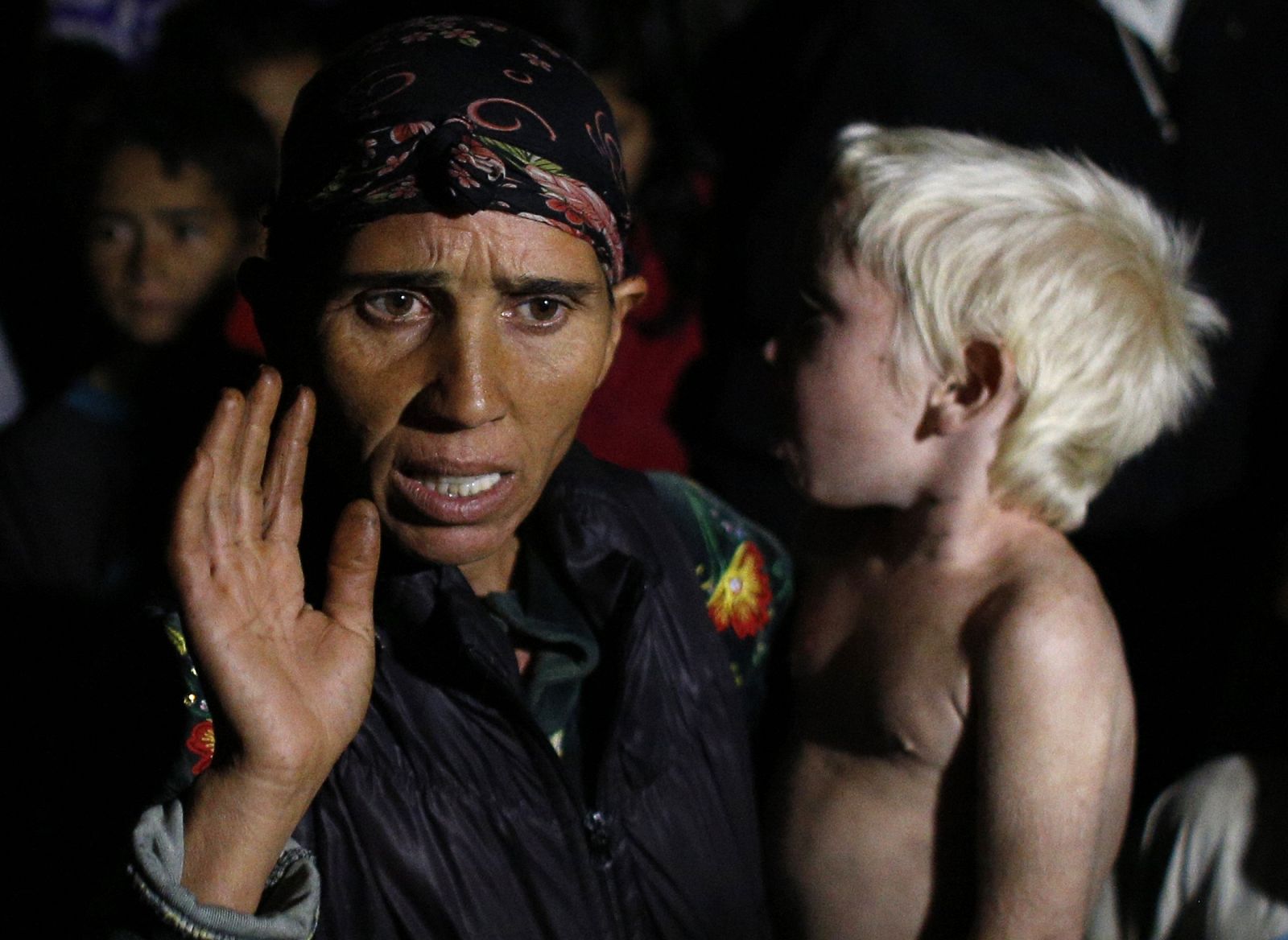 Sasha Ruseva sostiene a su hijo Atanas mientras atiende a los medios de comunicación.