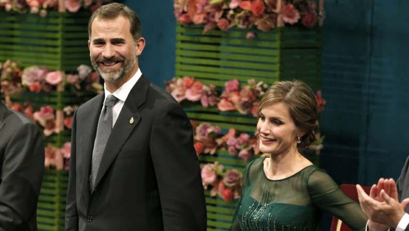 El príncipe apela al 'espíritu' solidario de Angrois para "superar la adversidad"