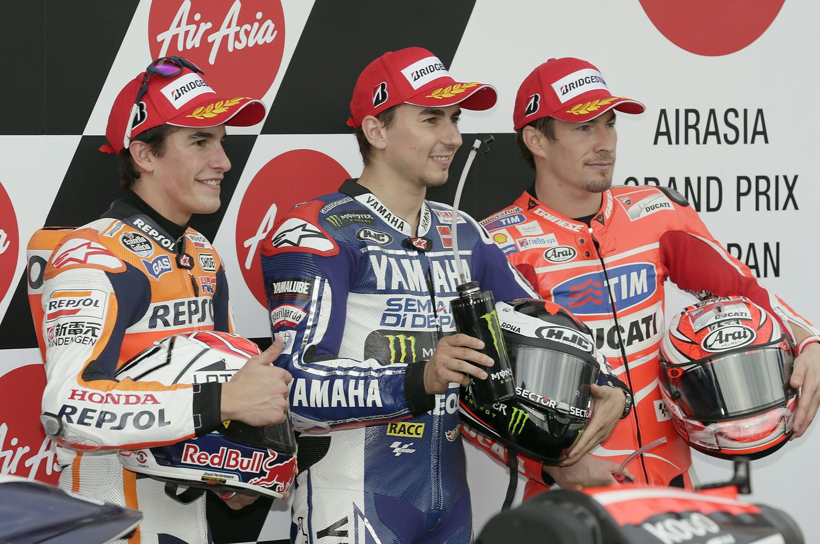 Jorge Lorenzo escoltado por Marc Márquez y Nicky Hayden en el circuito de Motegi.