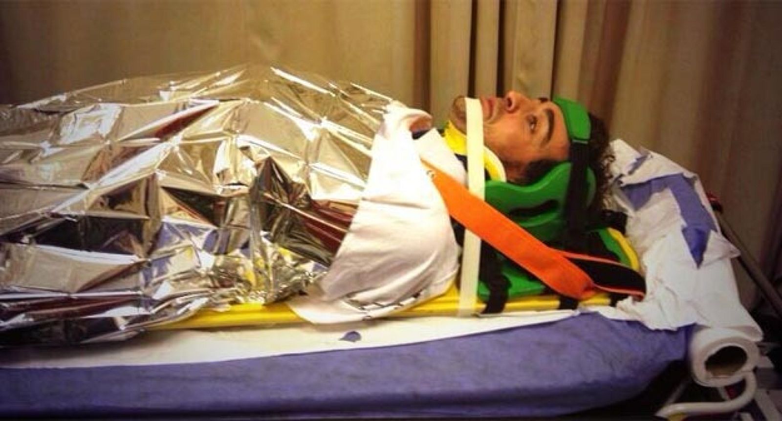 Fernando Alonso durante el traslado al hospital para someterse a las pruebas médicas.