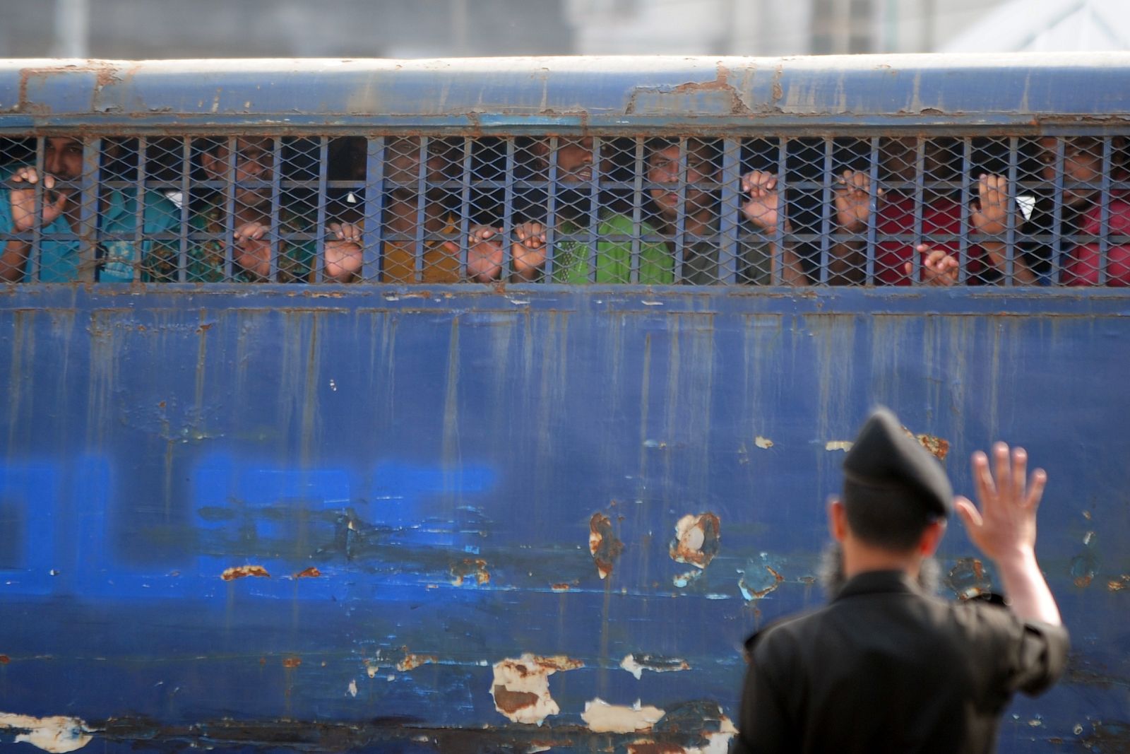 Acusados por el motín de la guardia fronteriza de Bangladesh llegan al juicio en Dacca