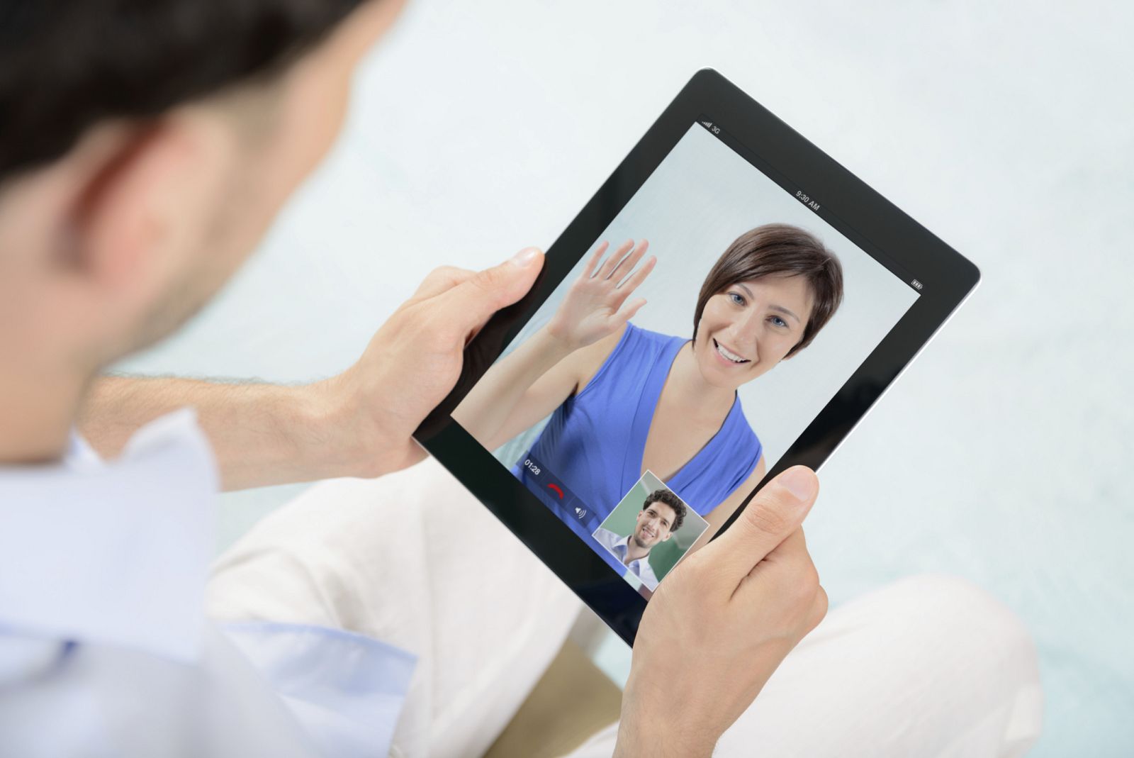 Dos personas en una videoconferencia.