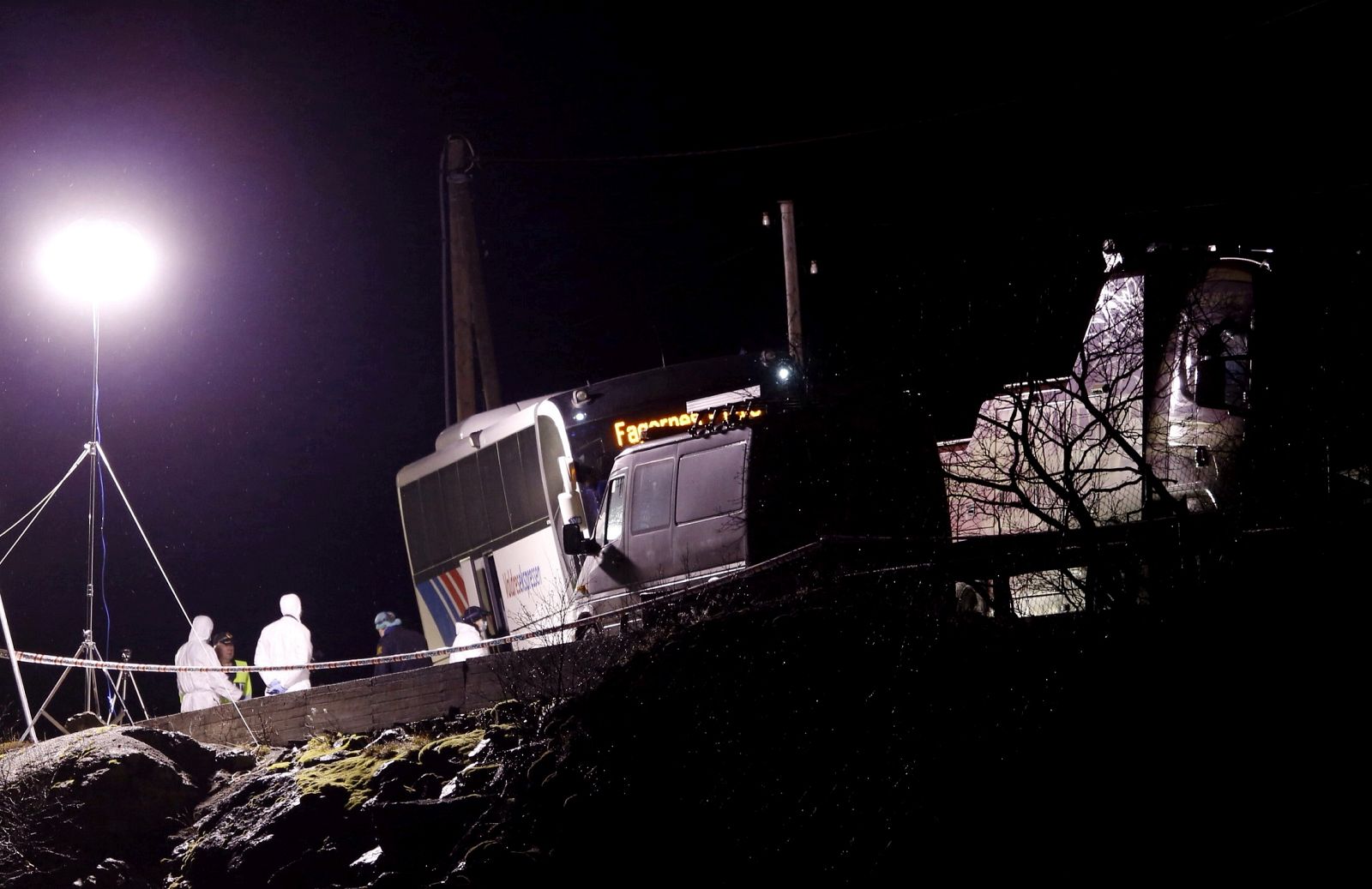 Policías recogen pruebas en autobús secuestrado en Ardal, Noruega