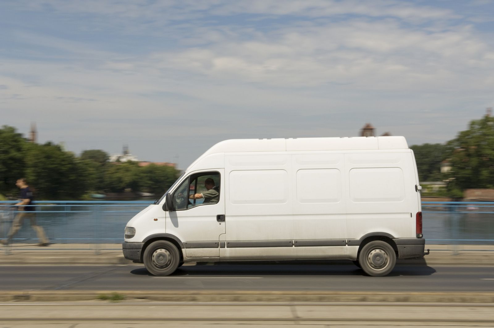 Una furgoneta circulando.