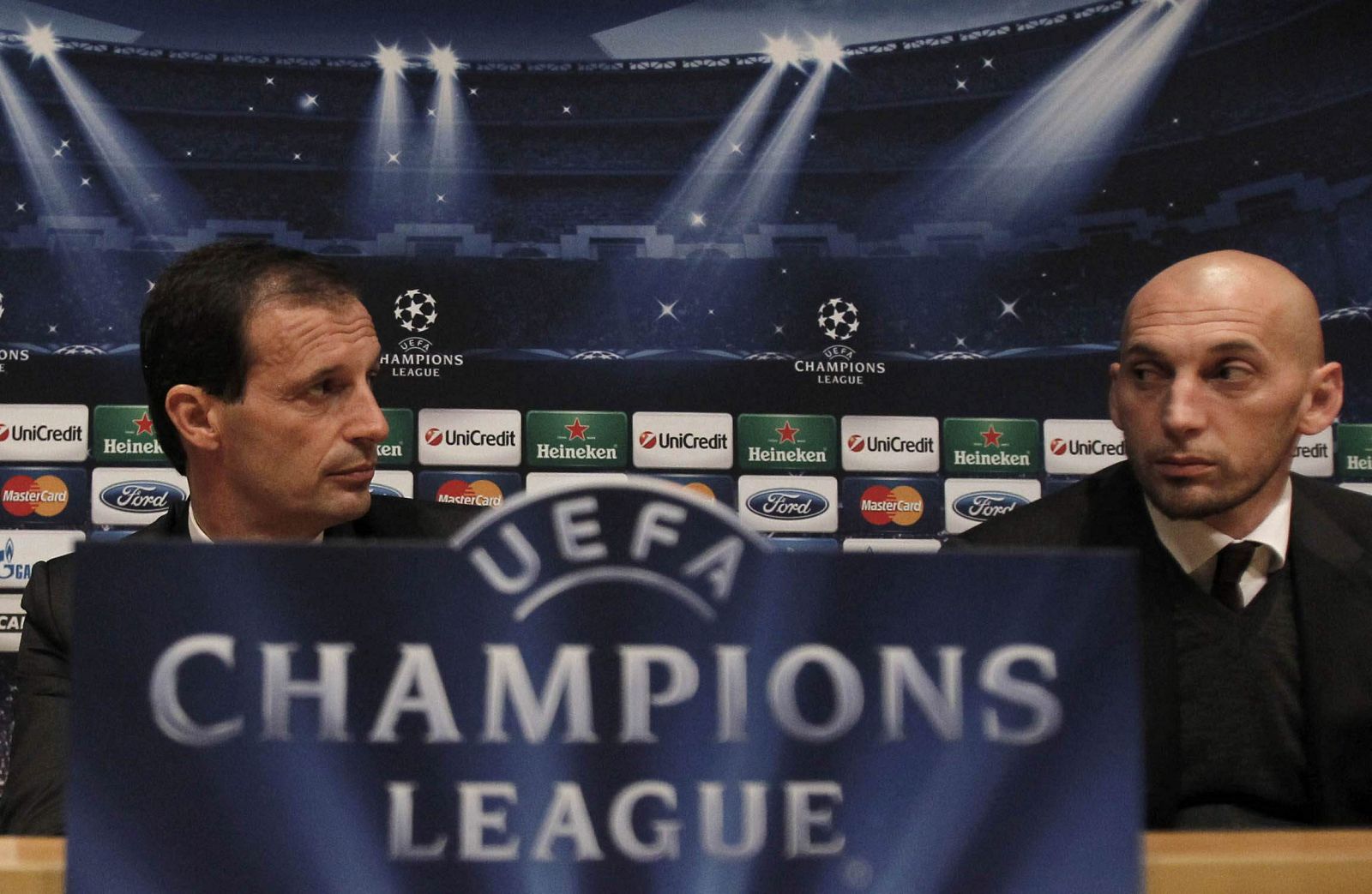 El entrenador del AC Milan, Massimiliano Allegri (i), y el portero del club, Christian Abbiati (d), durante la rueda de prensa