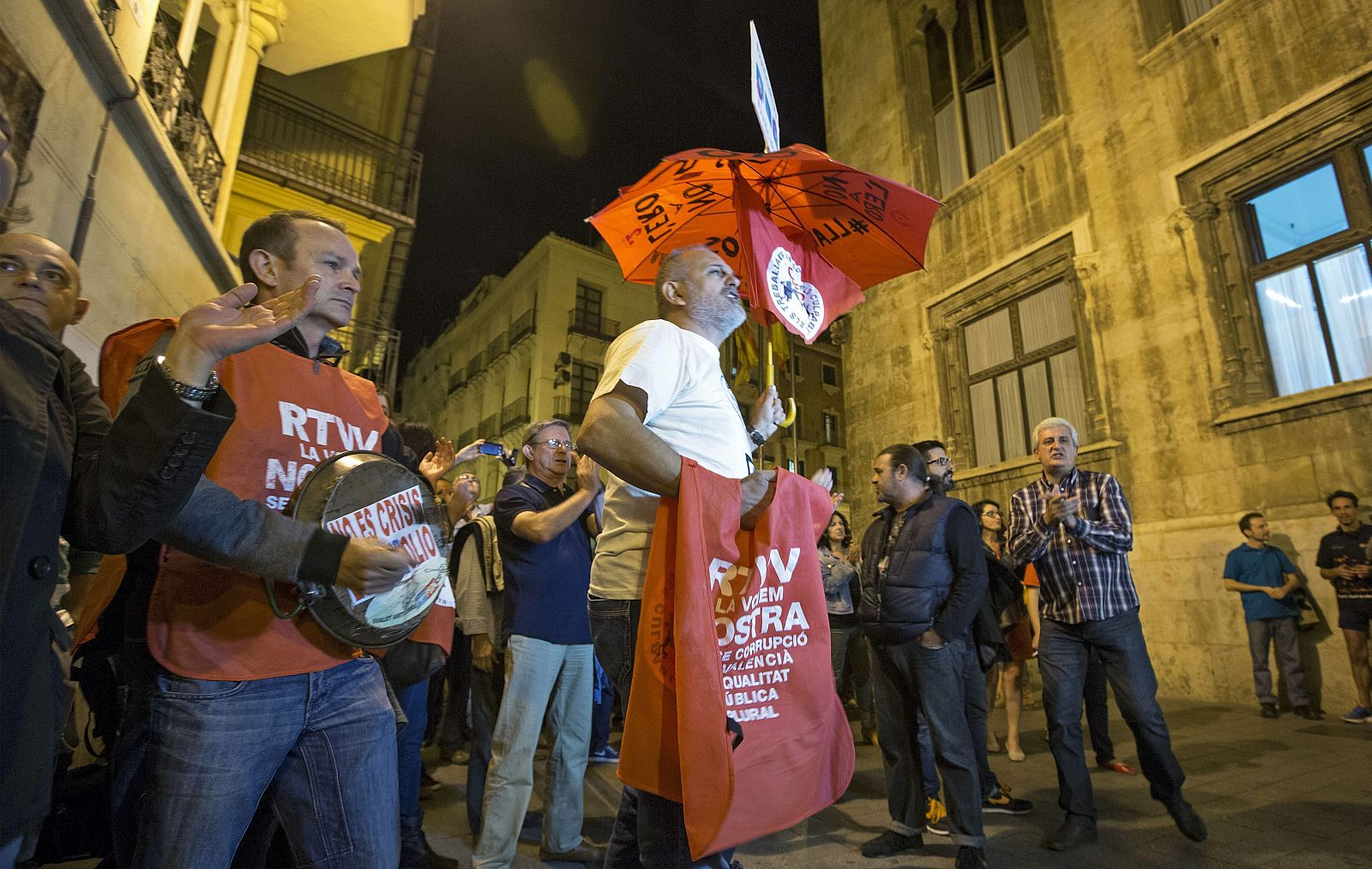 Protesta de trabajadores de RTVV tras el anuncio de cierre
