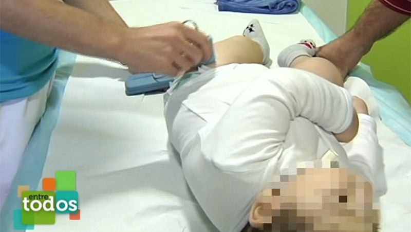 Aitor mejora su movilidad y lucha por sonreír