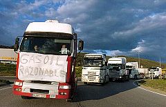Kilómetros de carreteras atascadas y pescado gratis para protestar por el precio del gasóleo