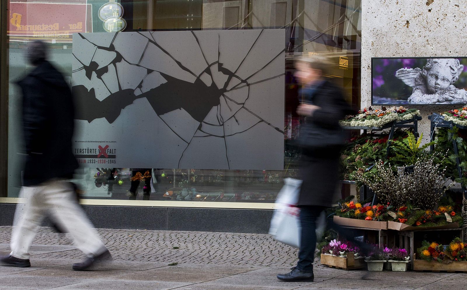 Adhesivos en un comerciosde Berlín que recuerdan la Noche de los Cristales Rotos