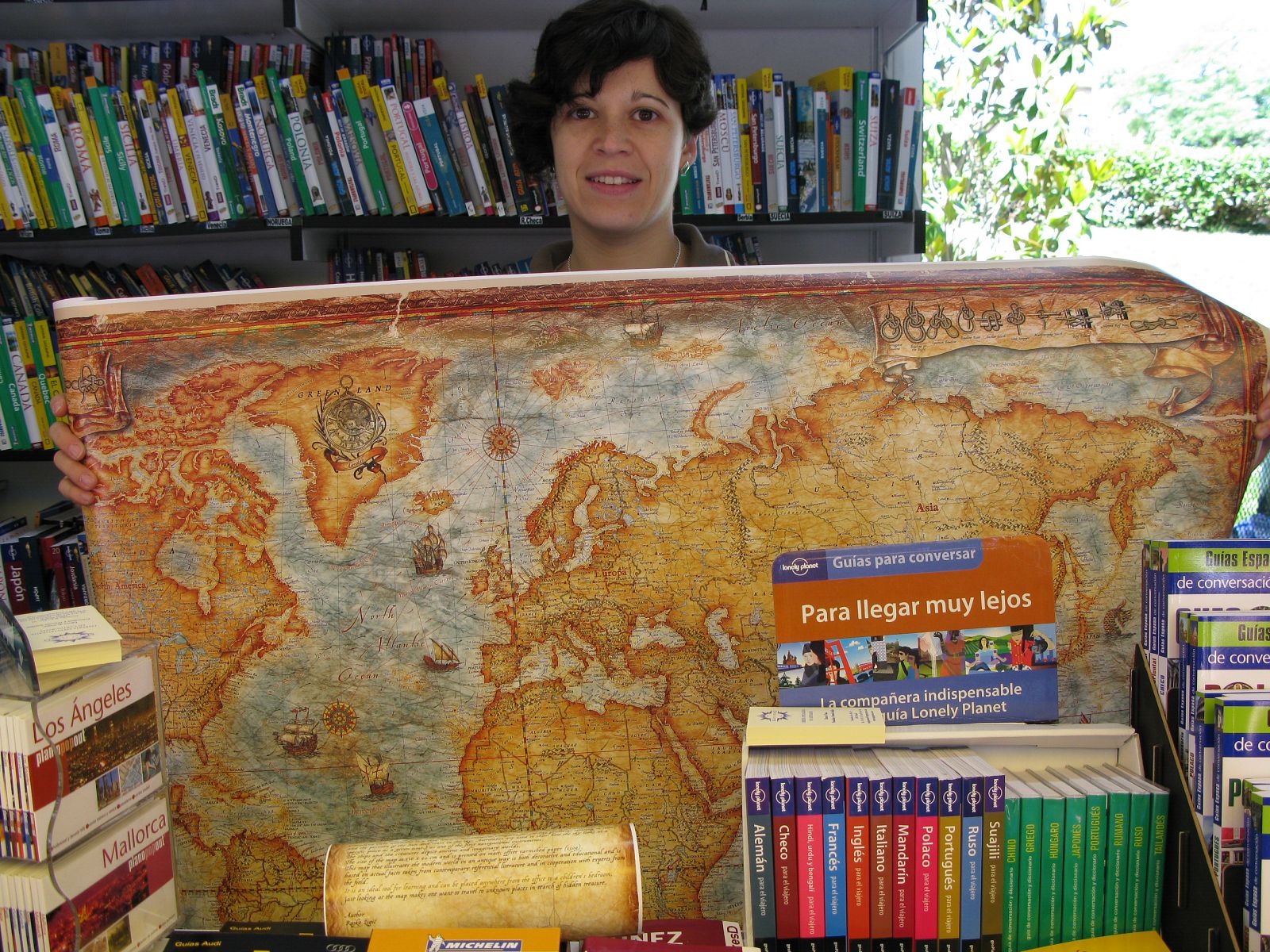 Una de las casetas de viajes de la Feria del Libro