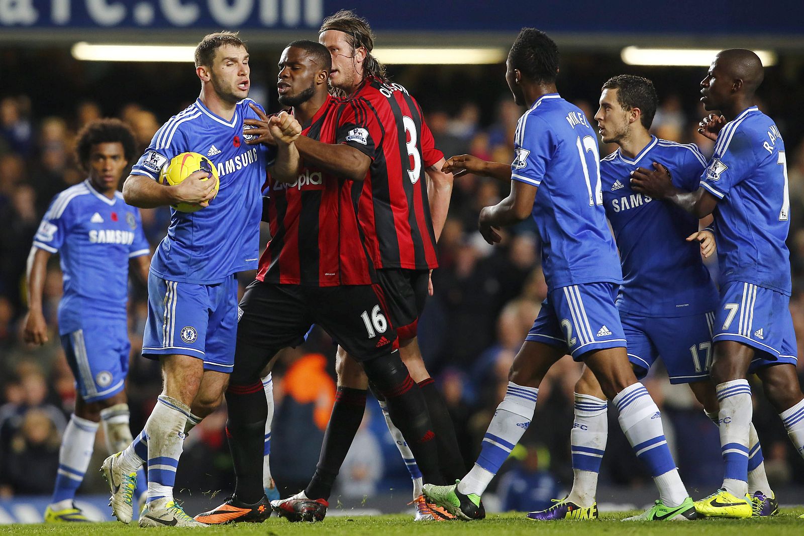 Ivanovic, del Chelsea, discute con Anichebe, del West Bronwich