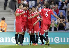 El Sevilla sonroja a la defensa del Espanyol y toma oxígeno