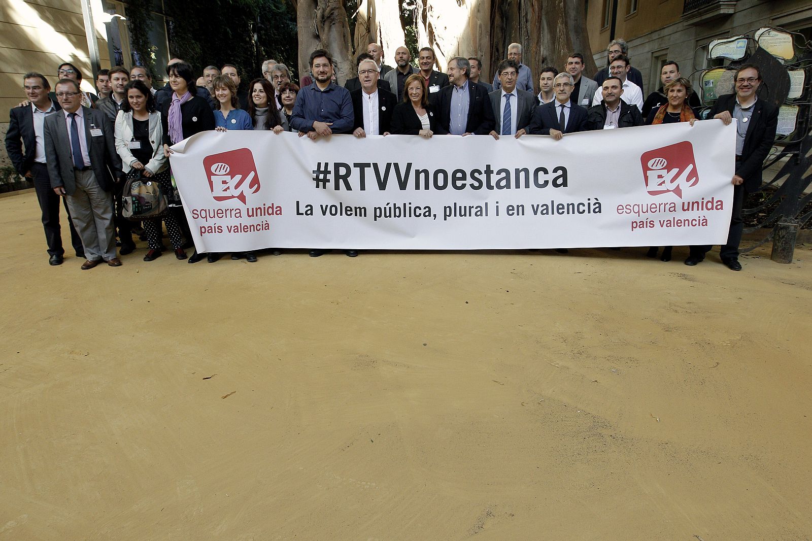 El coordinador general de IU, Cayo Lara, junto a otros miembros de su partido en la Interparlamentaria de IU celebrada en Valencia.