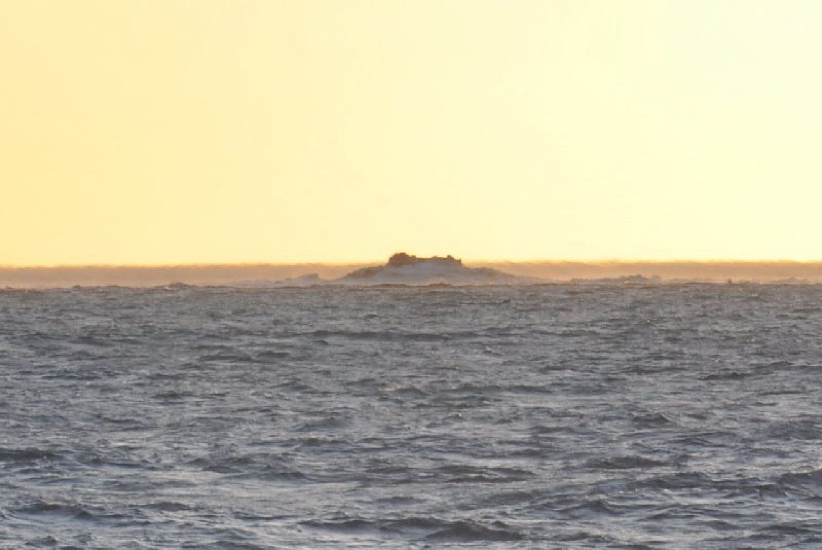 Erupción del volcán de El Hierro en la superficie del agua