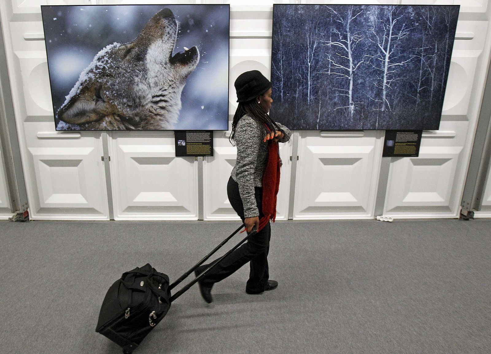 Una de las delegadas, antes de la inauguración de la cumbre del cambio climático de la ONU, en el estadio nacional de Varsovia.