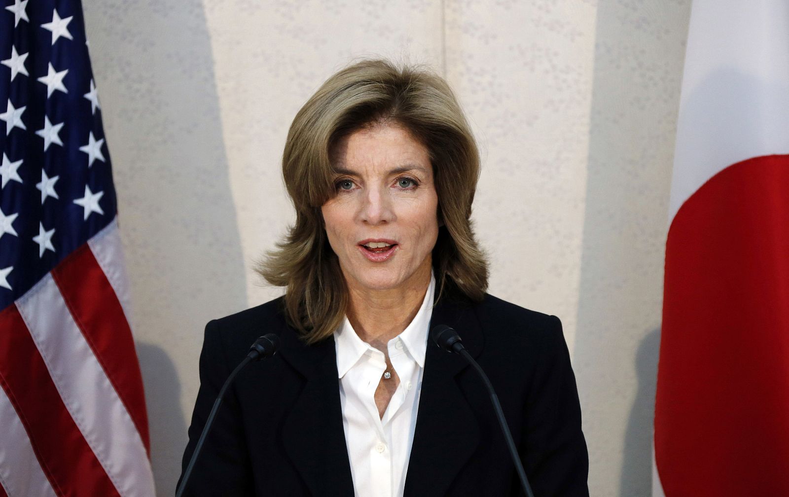 La embajadora de EE.UU. en Japón, Caroline Kennedy, se dirige a la prensa en el aeropuerto de Narita