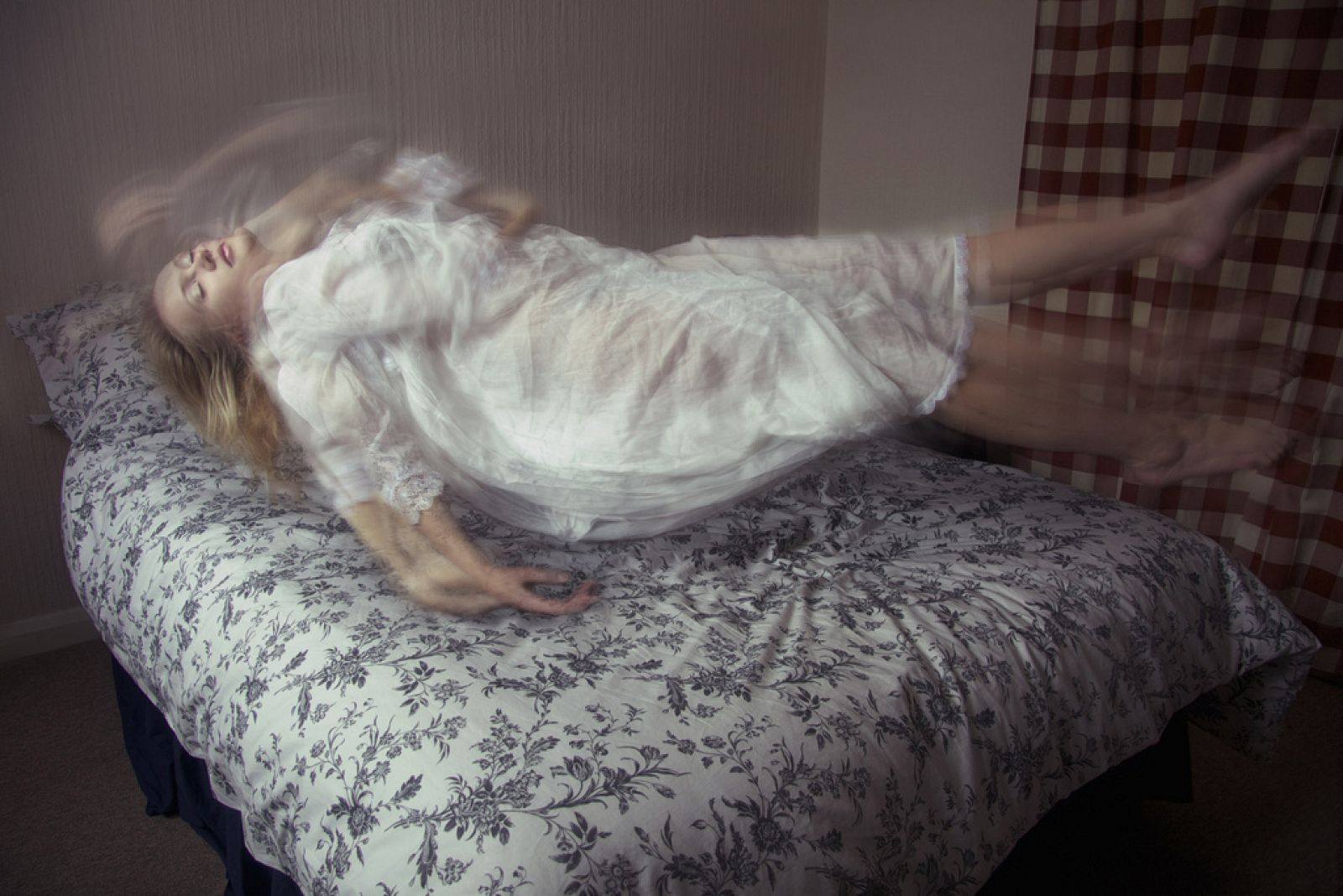 Flotando sobre la cama.