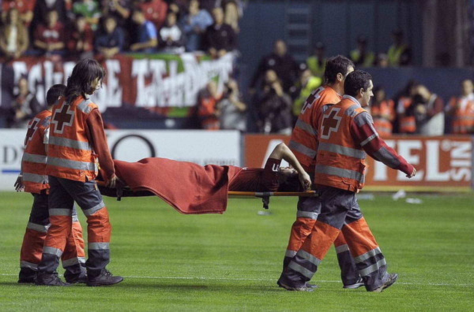 El jugador de Osasuna Sisi, retirado en camilla