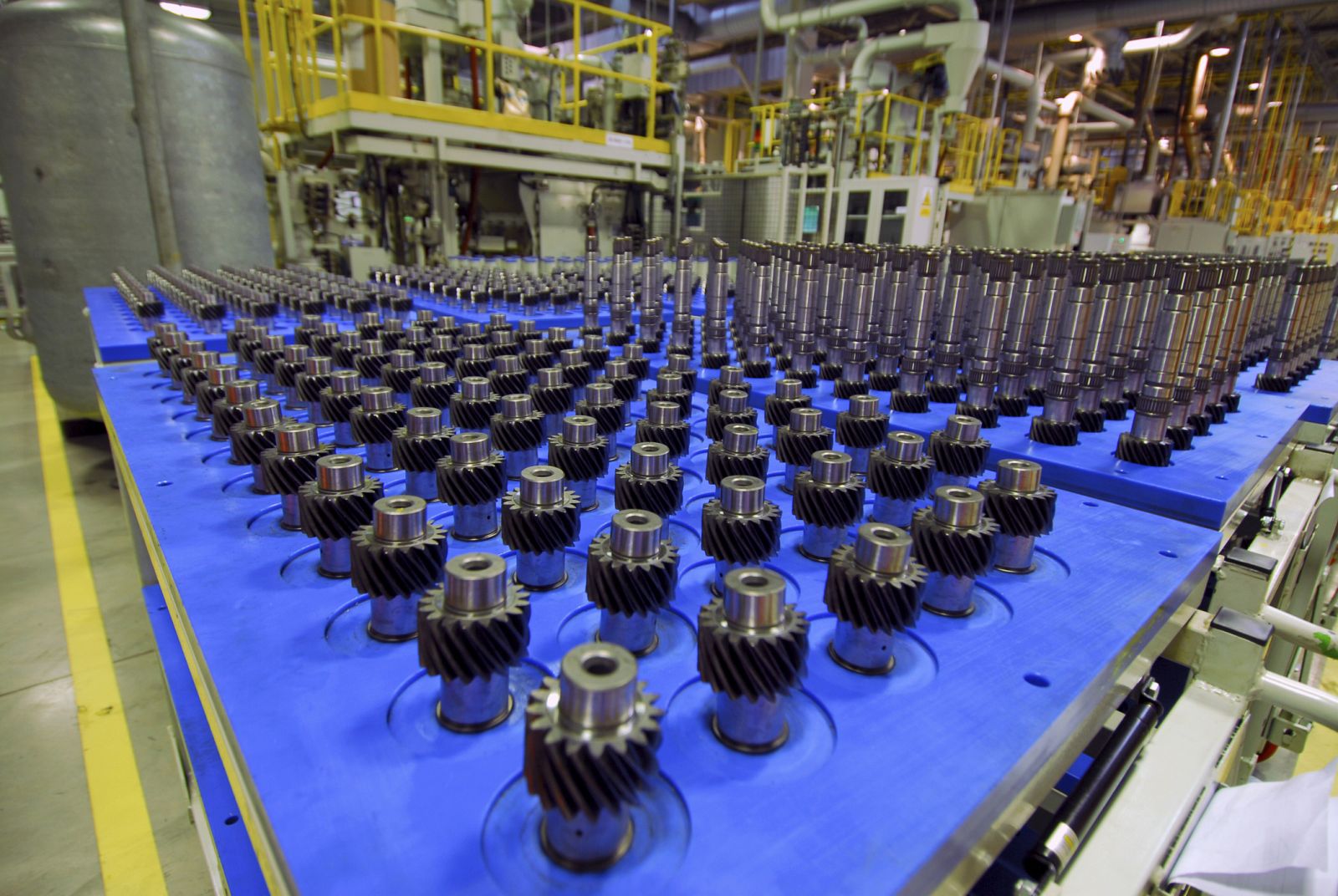 Engranajes de transmisión automotriz en una fábrica.