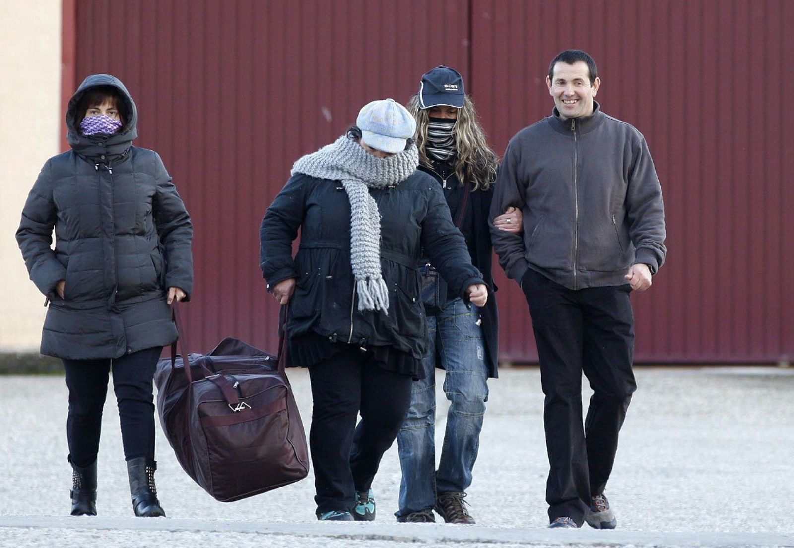 El etarra Juan José Zubieta (a la derecha), principal condenado por el atentado de 1991 en la casa-cuartel de la Guardia Civil en Vic, sale de la cárcel de Monterroso (Lugo).