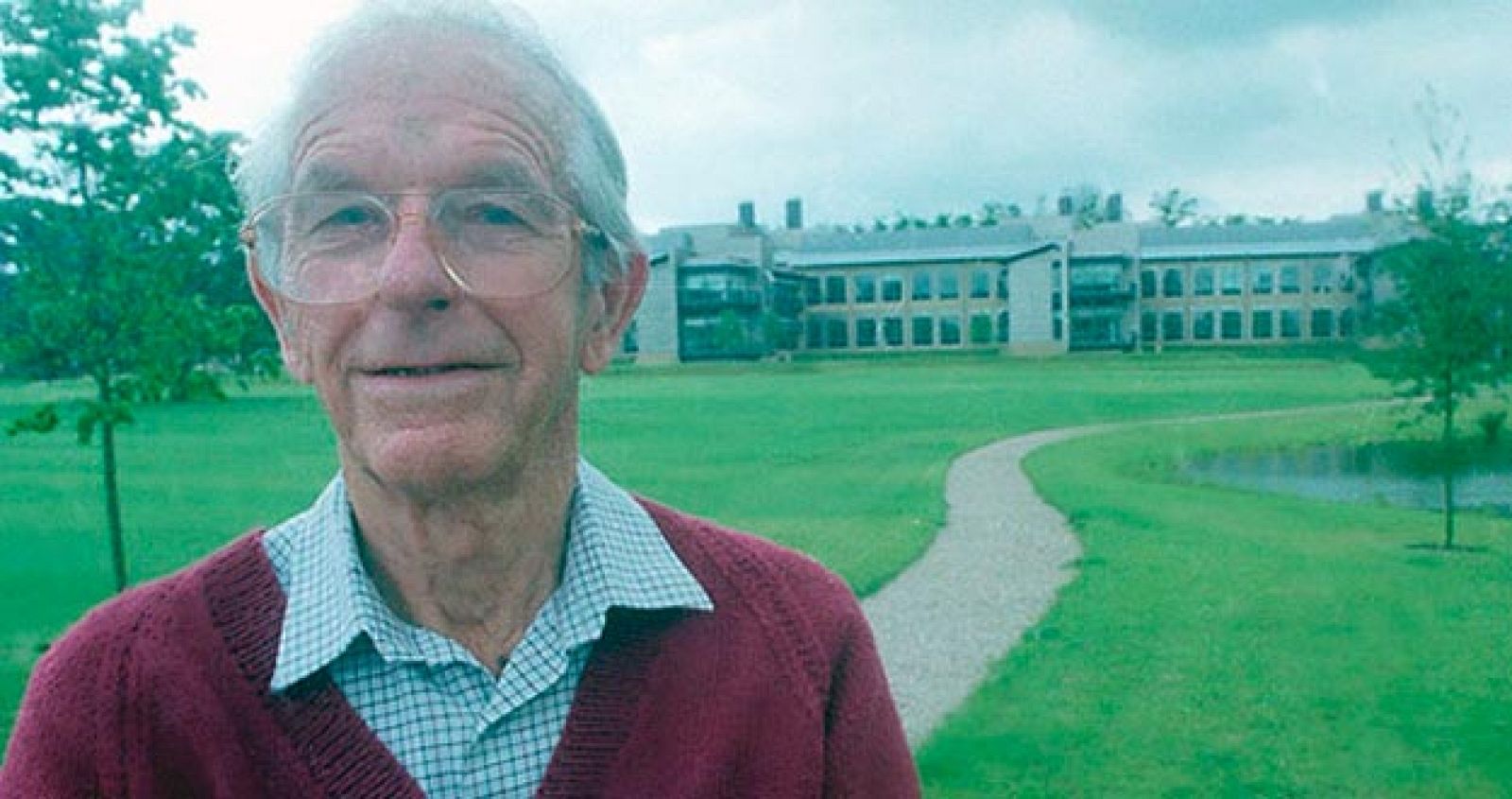 Frederick Sanger frente al Instituto Sanger.