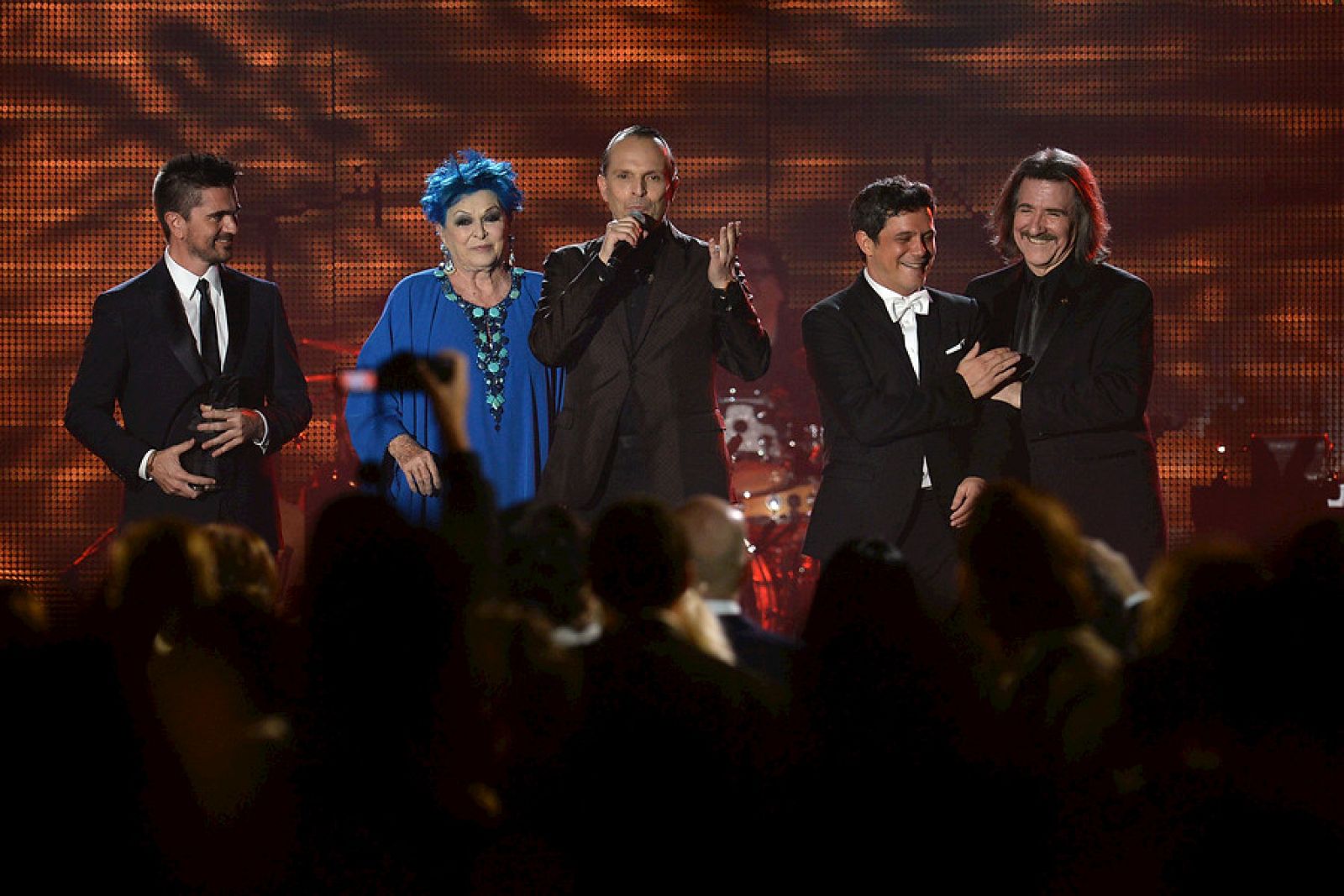 Miguel Bosé, anoche, acompañado de su madre, Alejandro Sanz y Luis Cbos, entre otros