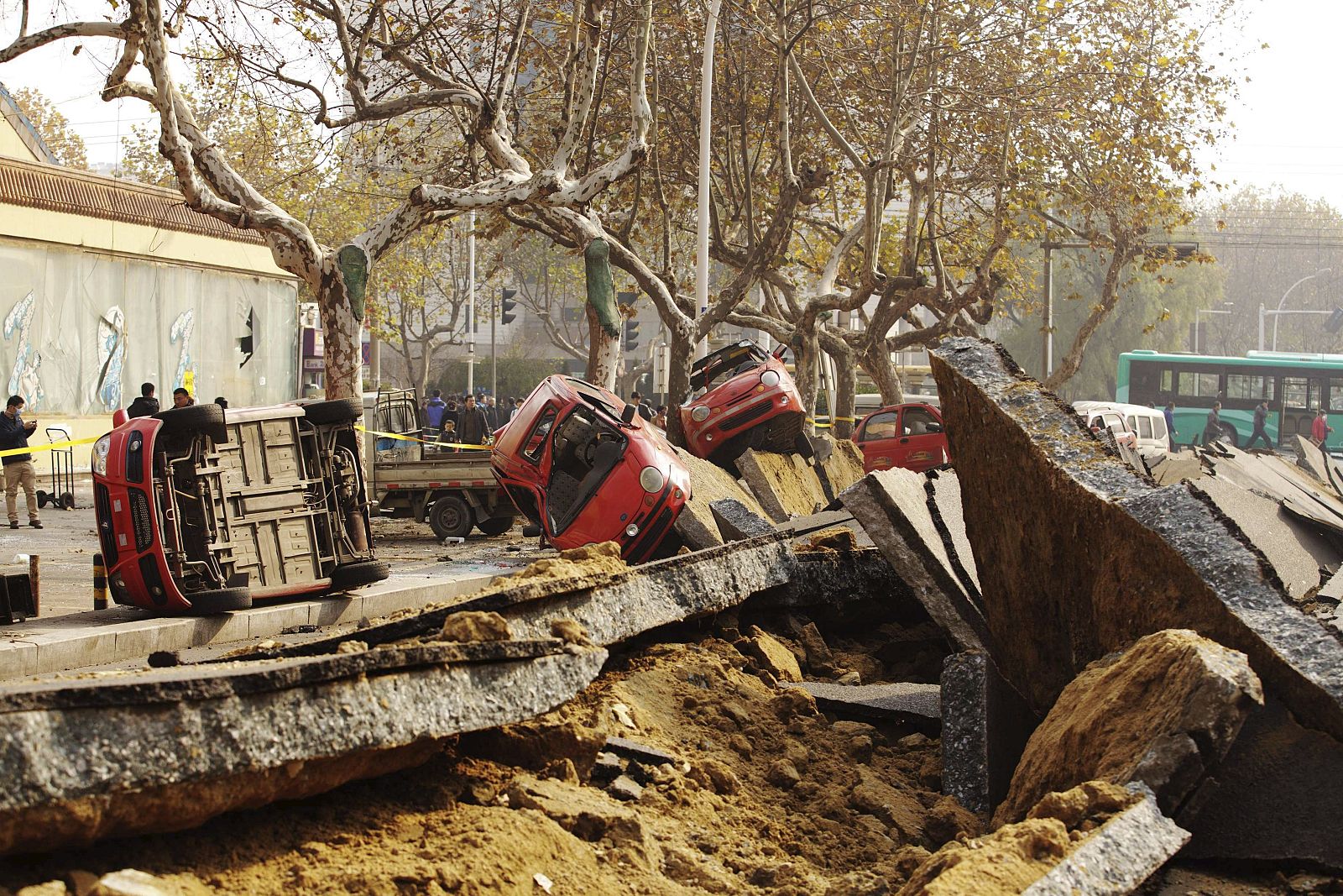 Vista del lugar donde se produjo la explosión de un oleoducto en la ciudad costera de Qingdao (China)