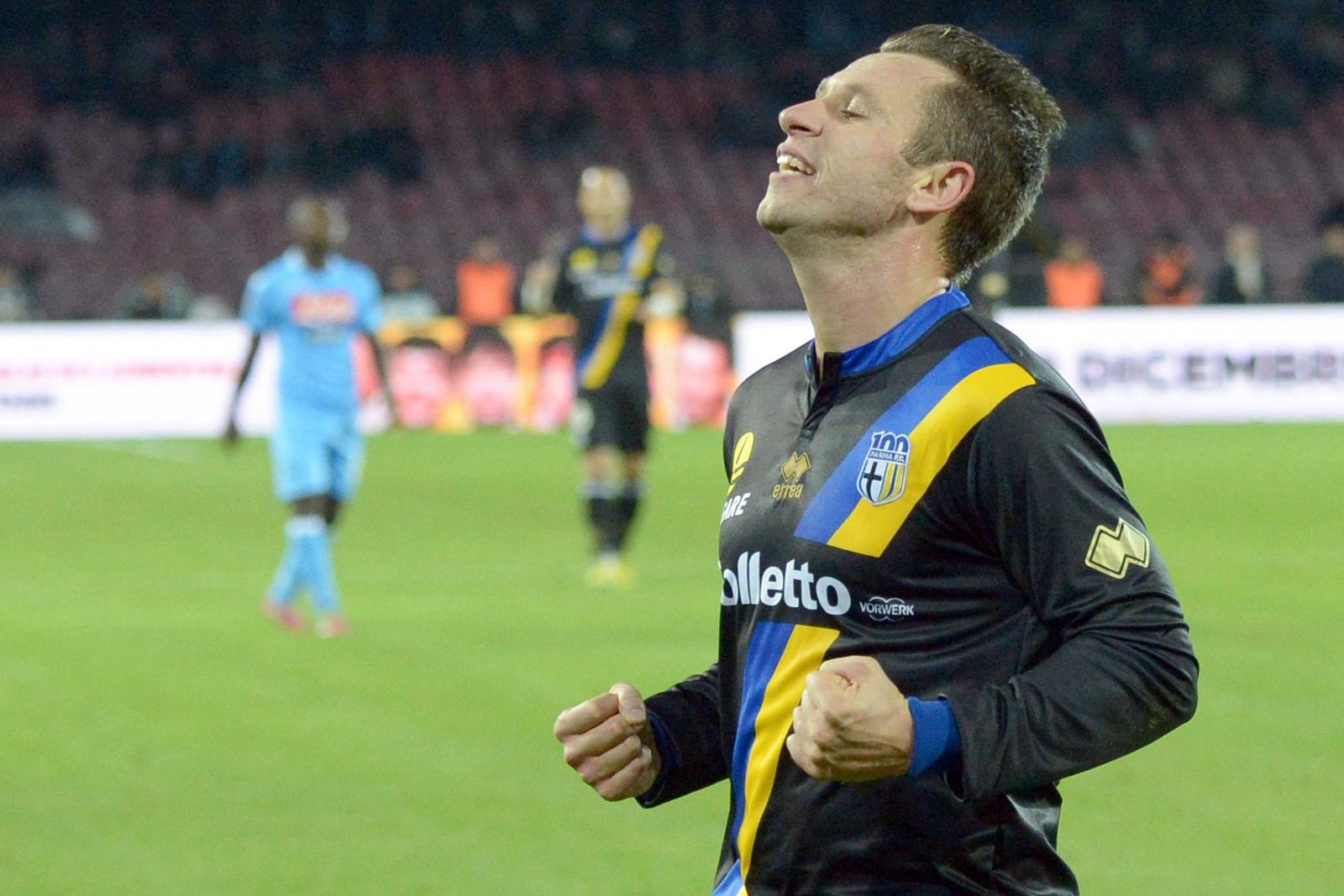 Antonio Cassano celebra el gol marcado al Nápoles