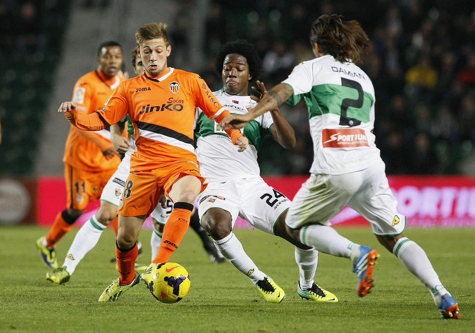 Carlos Sánchez (c) pelea un balón con el centrocampista argentino del Valencia Fede Cartabia (i).