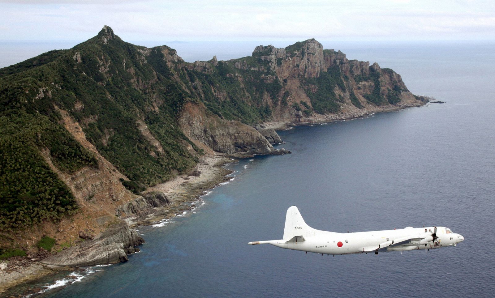 Fotografía de archivo de un avión de reconocimiento de las Fuerzas de Auto-Defensa de Japón sobrevolando una de las islas Senkaku/Diaoyu
