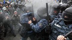 La oposición proeuropea se enfrenta a la policía en nuevas protestas contra el Gobierno en Ucrania