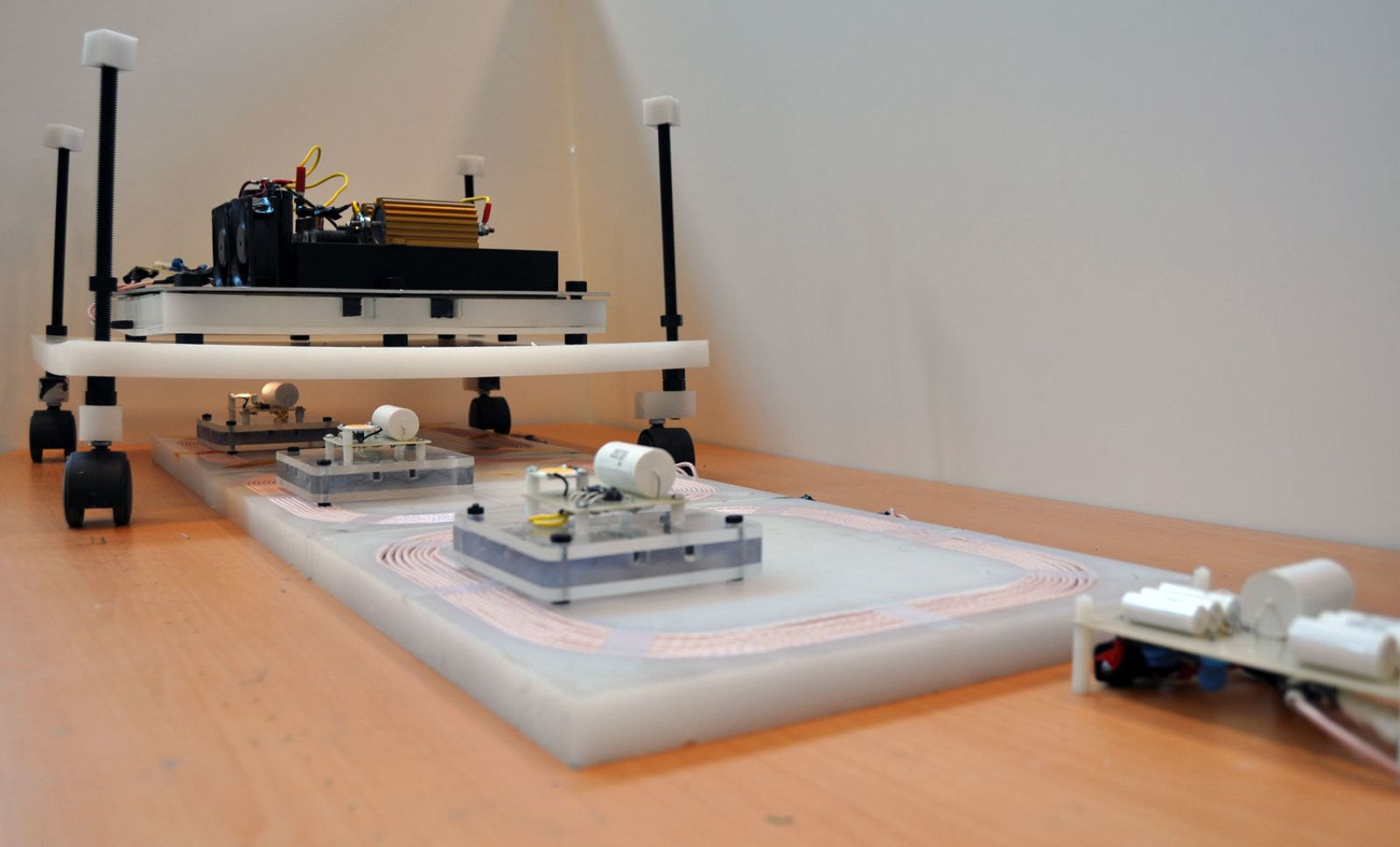 Dispositivo inalámbrico de carga eléctrica de vehículos.