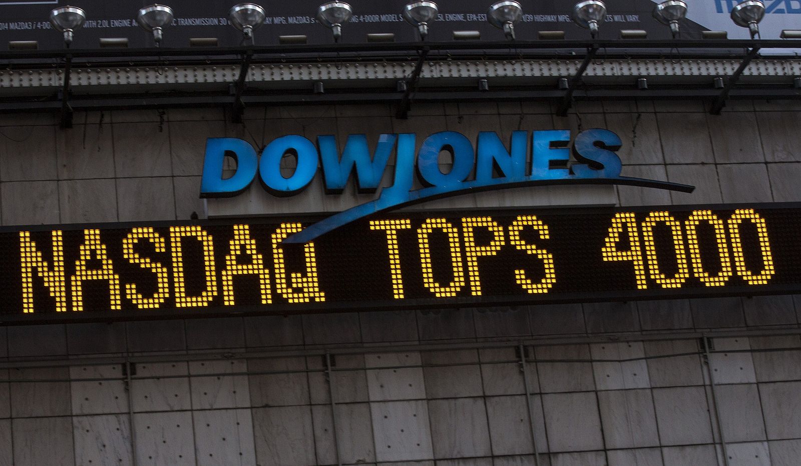 El 'ticker' de noticias de Times Square en Nueva York anuncia el hito del Nasdaq