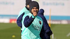 Alves y Adriano regresan a los entrenamientos del Barcelona