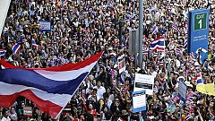 Cinco muertos en Tailandia, donde la policía protege a la primera ministra del asedio opositor