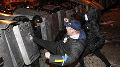 Los líderes opositores ucranianos piden calma ante las violentas protestas en Kiev