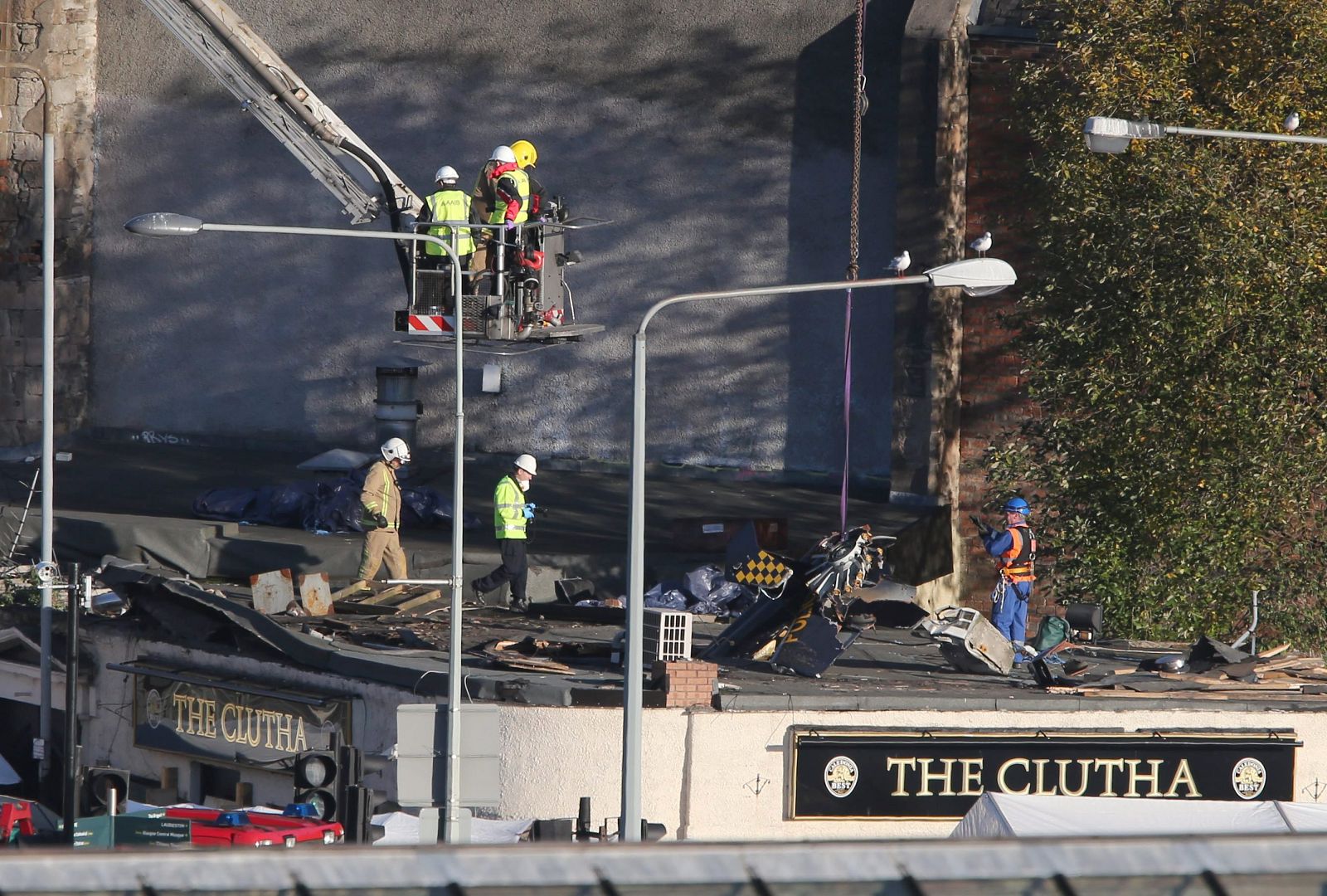 Ascienden a 9 los muertos al caer un helicóptero en un pub de Glasgow