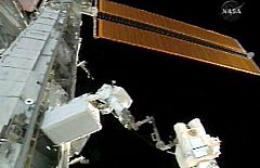 Concluye con éxito el último paseo espacial de los astronautas del Discovery