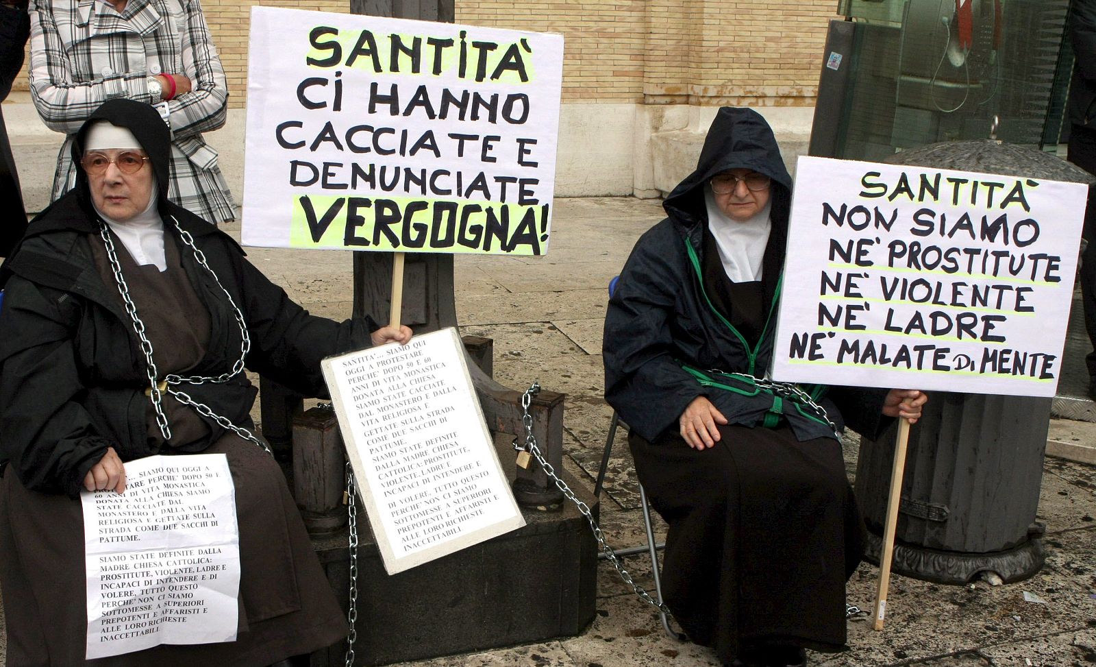 Dos monjas de clausura se encadenan en el Vaticano para protestar