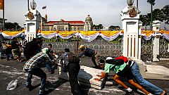 Los manifestantes de Tailandia entran en la sede del Gobierno en Bangkok