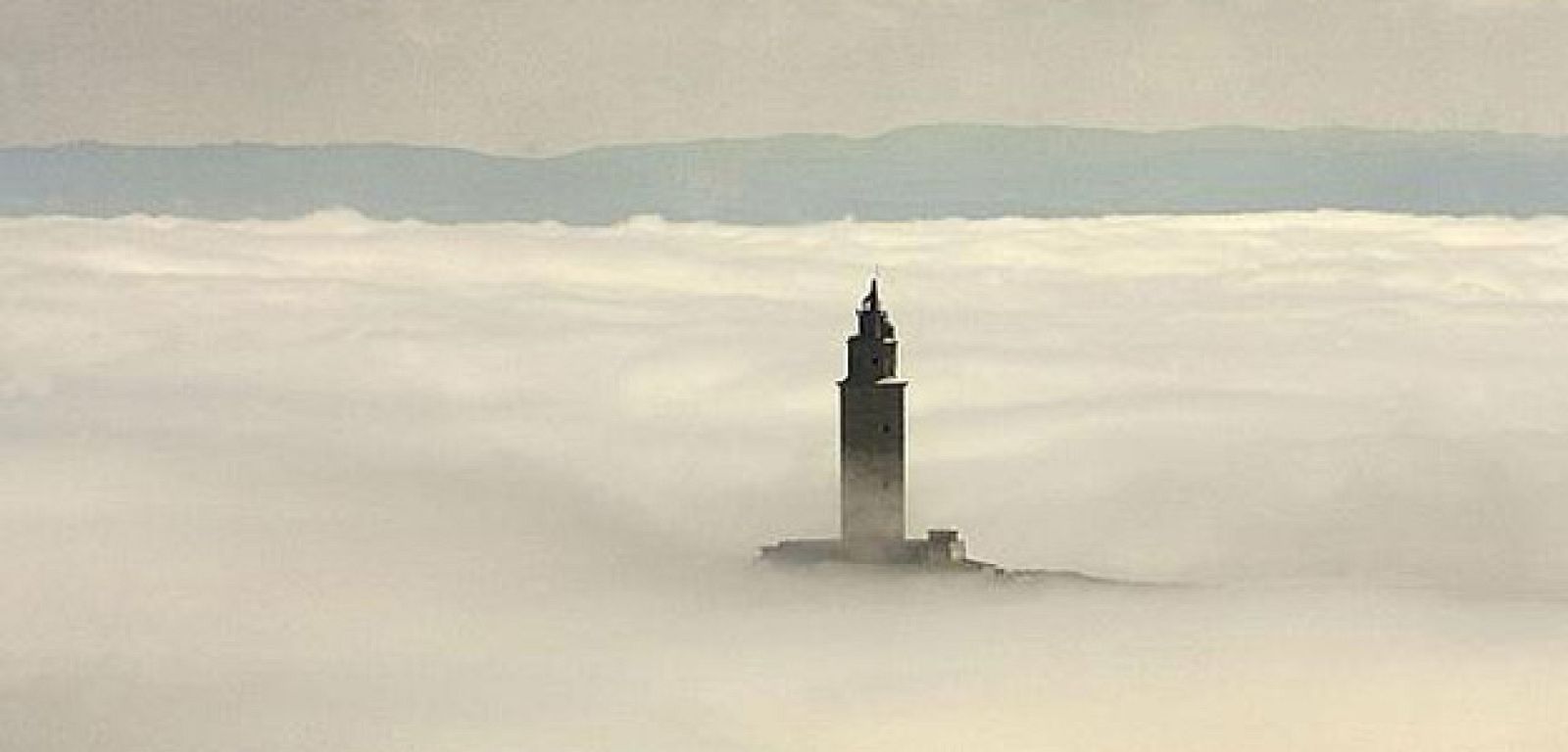 La torre de Hércules entre la niebla