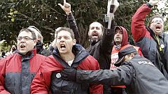 Una nueva pitada de trabajadores de Canal 9 acaba en tensión entre la policía y los periodistas