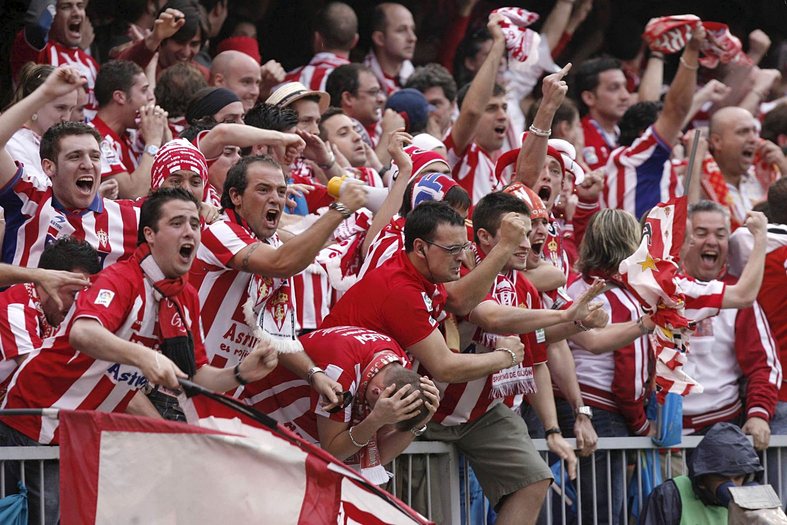 Los aficionados del Sporting se alegran en las gradas tras conocer los resultados de la jornada.
