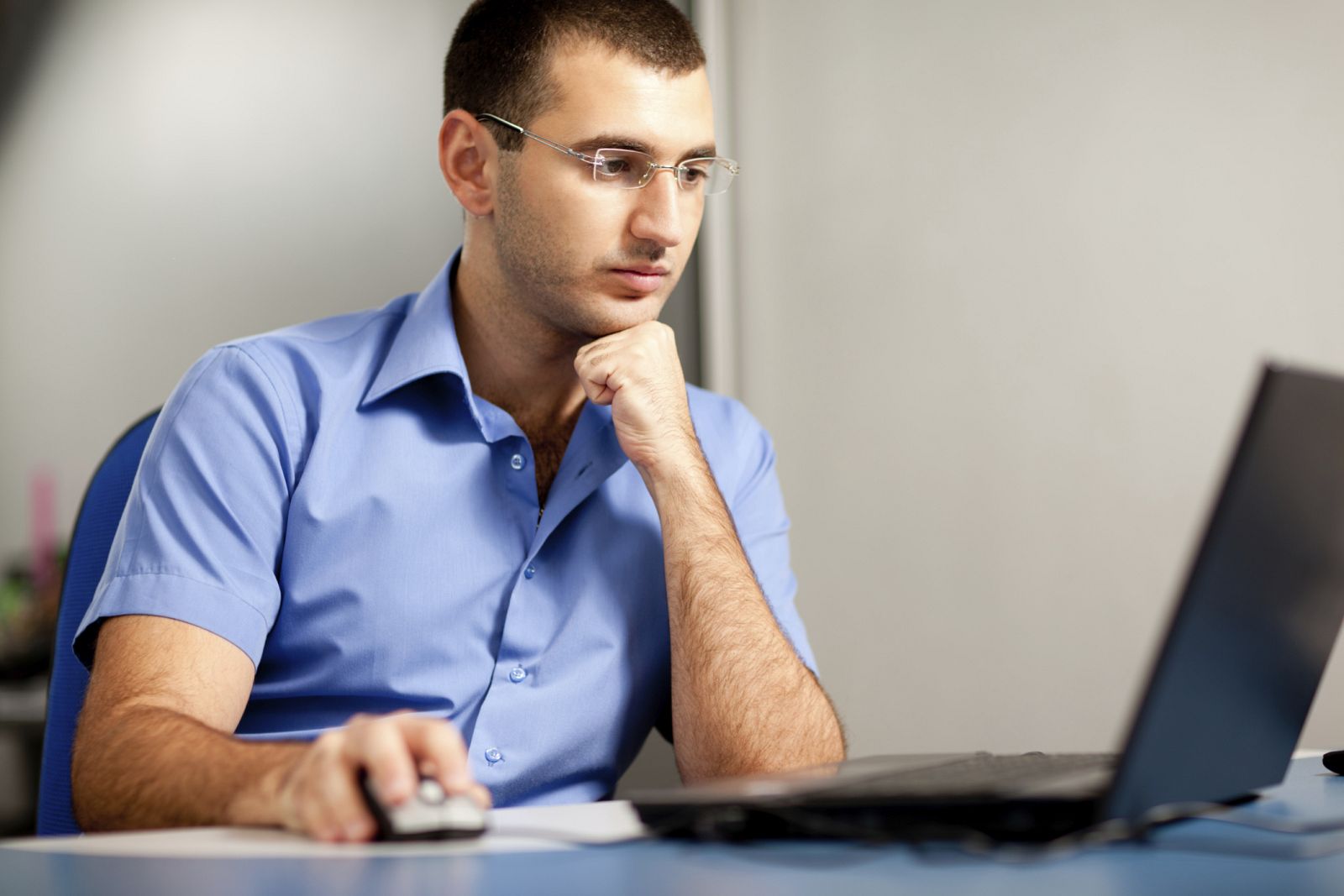 Un hombre trabajando con su ordenador.